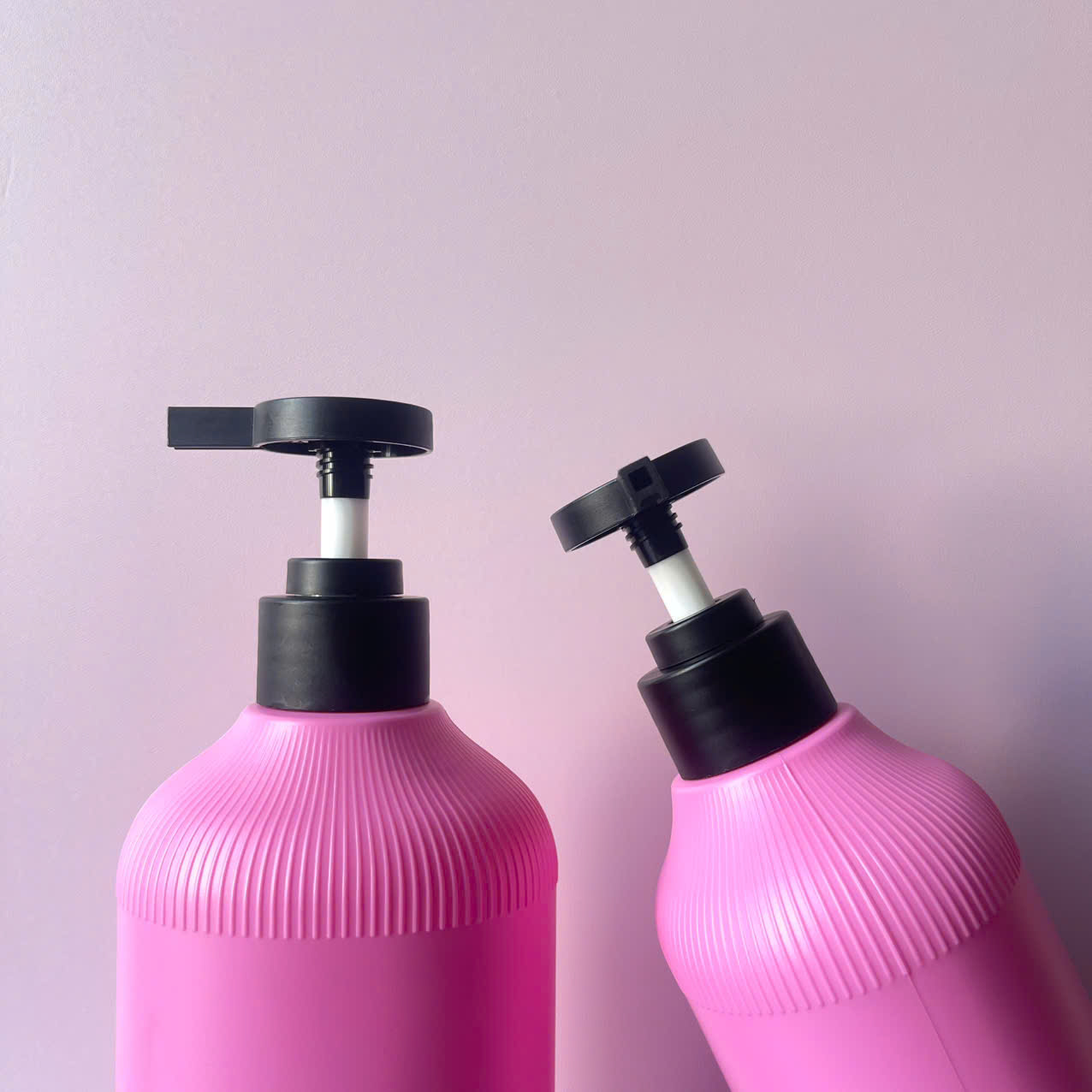 chai-hdpe-hong-dam-soc-voi-nhan-den-nham-500ml-5 Chai Hồng Đậm Sọc HDPE vòi nhấn đen nhám