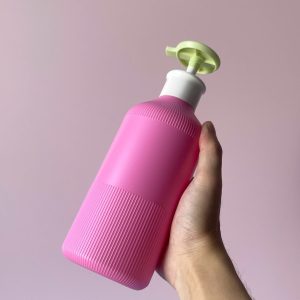 Chai Hồng đậm sọc HDPE vòi nhấn xanh lá
