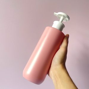 Chai HDPE Hồng Vai ngang đáy bầu nắp dẹp trắng