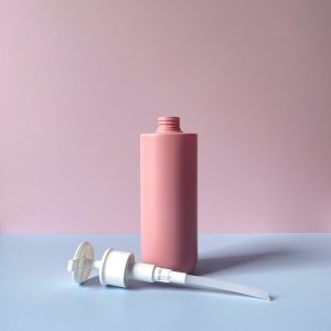 Chai HDPE Hồng Vai ngang đáy bầu nắp dẹp trắng
