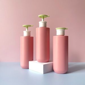 Chai HDPE hồng vai ngang đáy bầu vòi nhấn xanh