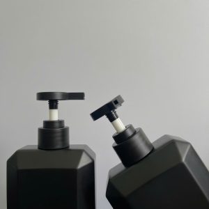 Chai HDPE Vuông Đen vòi nhấn dẹp Đen Nhám
