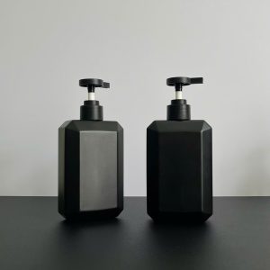 Chai HDPE Vuông Đen vòi nhấn dẹp Đen Nhám