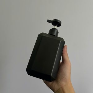 Chai HDPE Vuông Đen vòi nhấn dẹp Đen Nhám