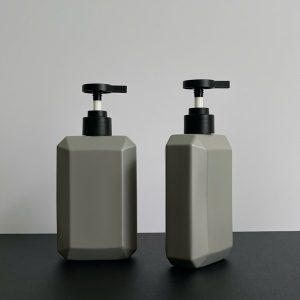 Chai HDPE Vuông Xám vòi nhấn dẹp Đen Nhám