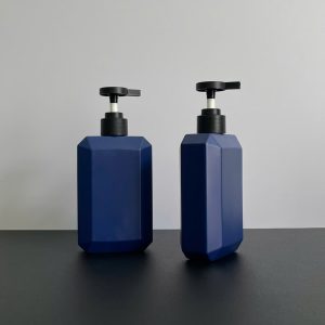Chai HDPE Vuông Xanh Dương vòi nhấn dẹp Đen Nhám