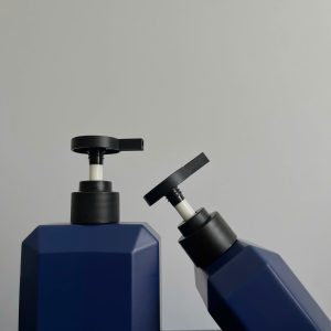 Chai HDPE Vuông Xanh Dương vòi nhấn dẹp Đen Nhám