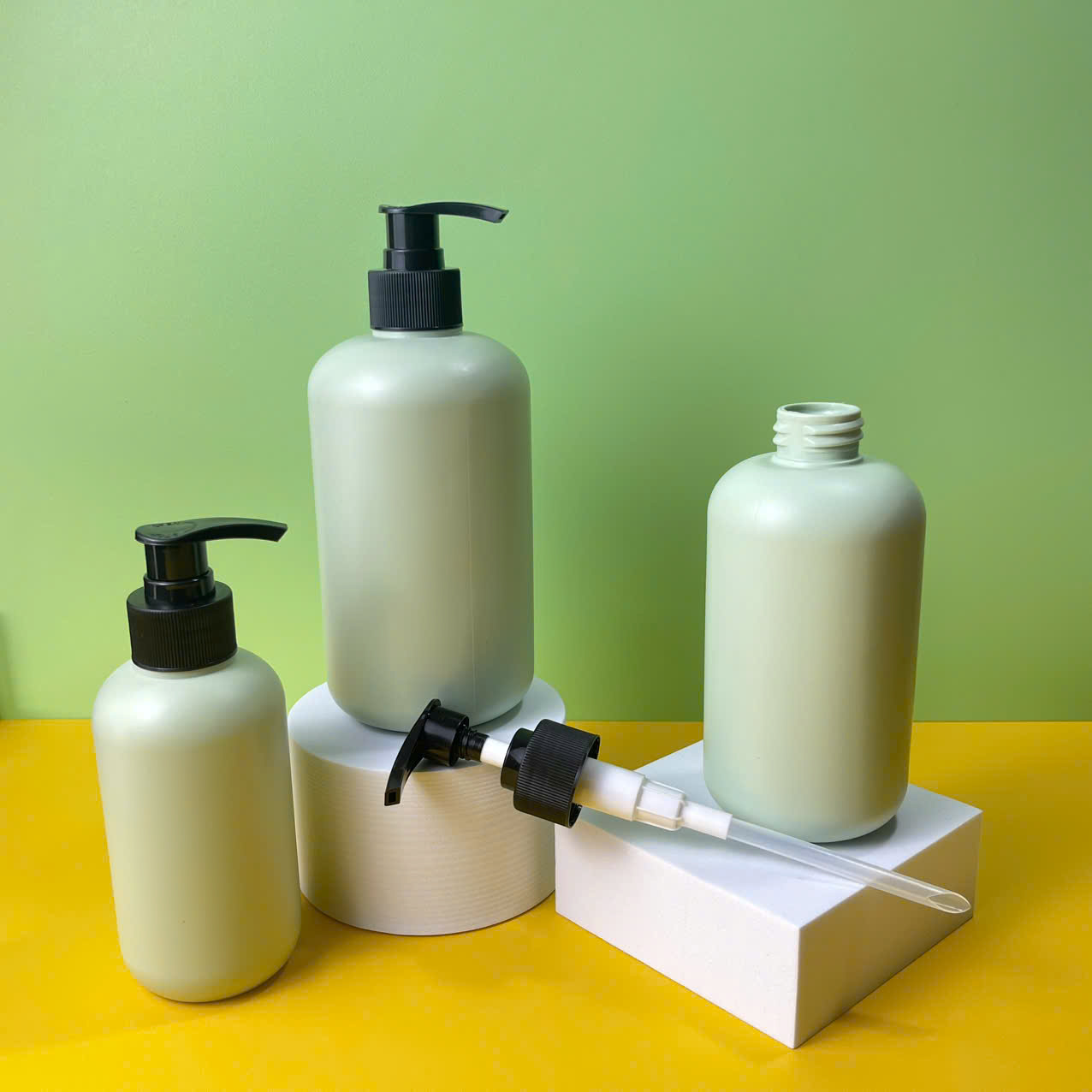 chai-nhua-hdpe-xanh-mint-voi-nhan-den-6 Chai HDPE tròn xanh vòi nhấn sóng sọc đen