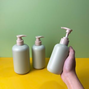 Chai HDPE tròn xanh vòi nhấn sóng nâu trơn