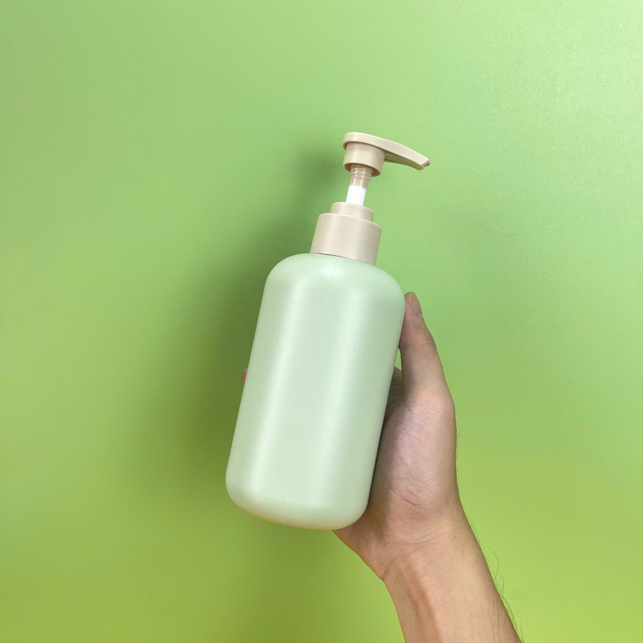 chai-nhua-hdpe-xanh-mint-voi-nhan-nau-nham-4 Chai HDPE xanh tròn vòi nhấn sóng nâu nhám