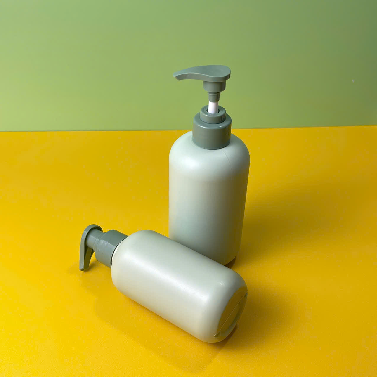 chai-nhua-hdpe-xanh-mint-voi-nhan-xanh-dam-3 Chai HDPE xanh tròn vòi nhấn sóng xanh đậm