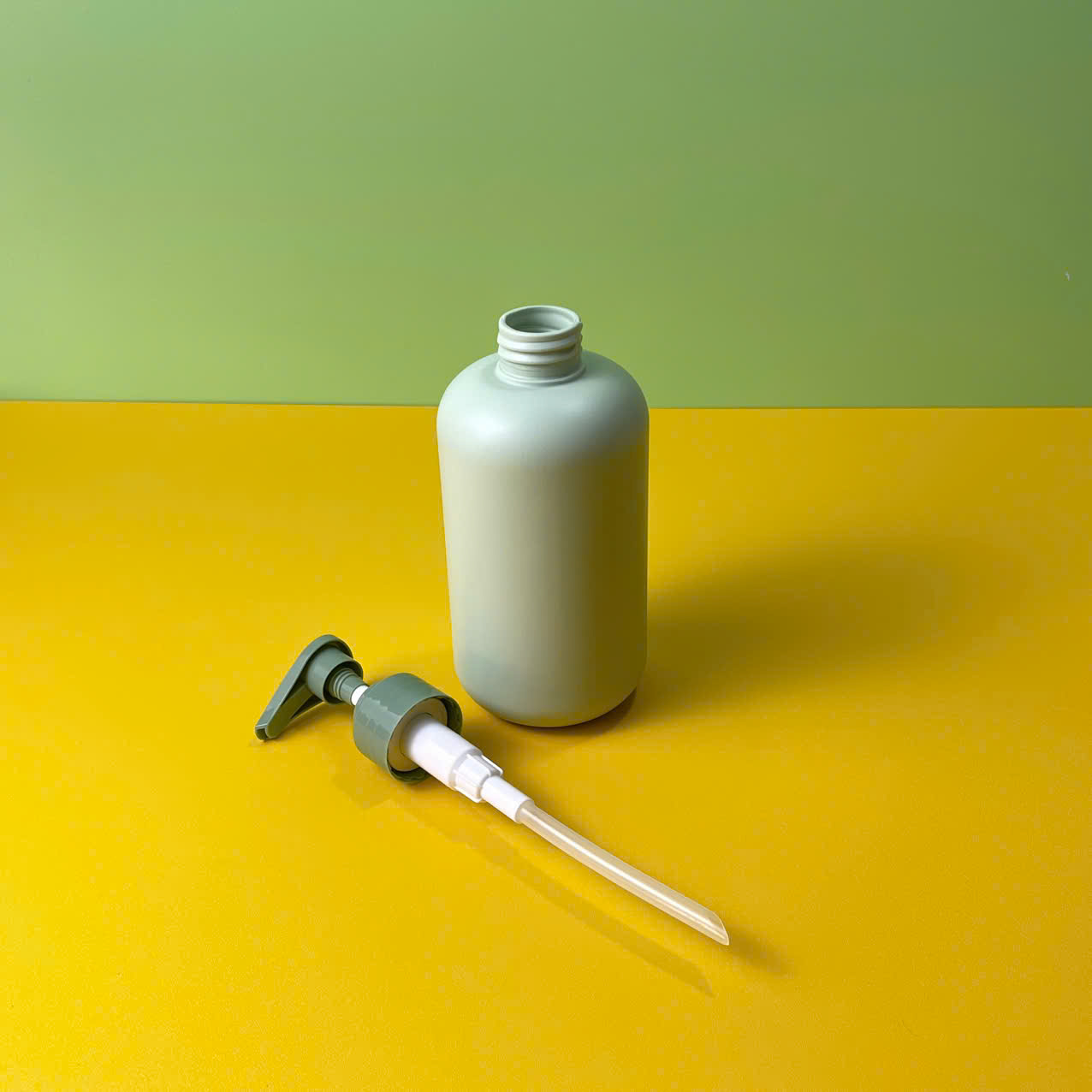 chai-nhua-hdpe-xanh-mint-voi-nhan-xanh-dam-5 Chai HDPE xanh tròn vòi nhấn sóng xanh đậm