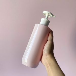 Chai PET Hồng vai ngang đáy bầu vòi nhấn dẹp Trắng 500ml