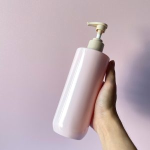 Chai PET hồng vai ngang vòi nhấn sóng nhám nâu
