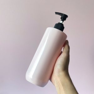 Chai PET hồng vai ngang vòi nhấn sóng đen
