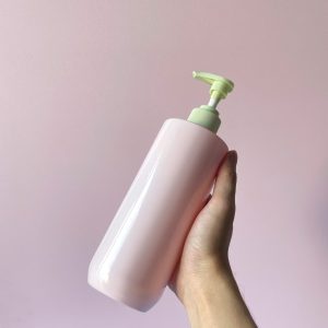 Chai PET hồng vai ngang vòi nhấn sóng xanh nhạt