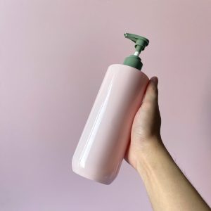 Chai PET hồng vai ngang vòi nhấn sóng xanh đậm