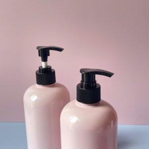 Chai PET Hồng vòi nhấn sóng sọc Đen