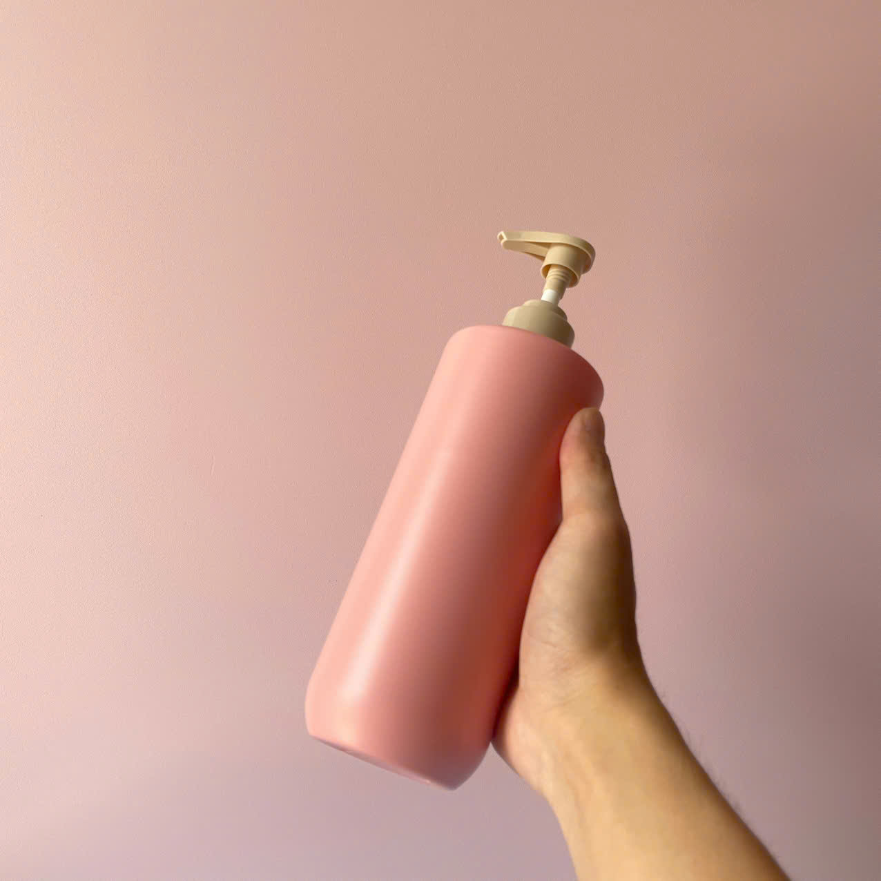 z6497494720142_88ce480066b8528336966a69e67e39a6 Chai nhựa HDPE vai ngang vòi nhấn sóng nâu trơn