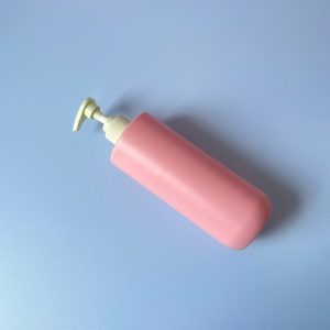 Chai HDPE Hồng vai ngang vòi nhấn sóng xanh nhạt 500ml