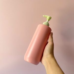 Chai HDPE Hồng vai ngang vòi nhấn sóng xanh nhạt 500ml