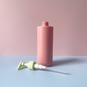 Chai HDPE Hồng vai ngang vòi nhấn sóng xanh nhạt 500ml