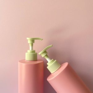 Chai HDPE Hồng vai ngang vòi nhấn sóng xanh nhạt 500ml