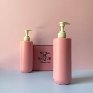 Chai HDPE Hồng vai ngang vòi nhấn sóng xanh nhạt 500ml