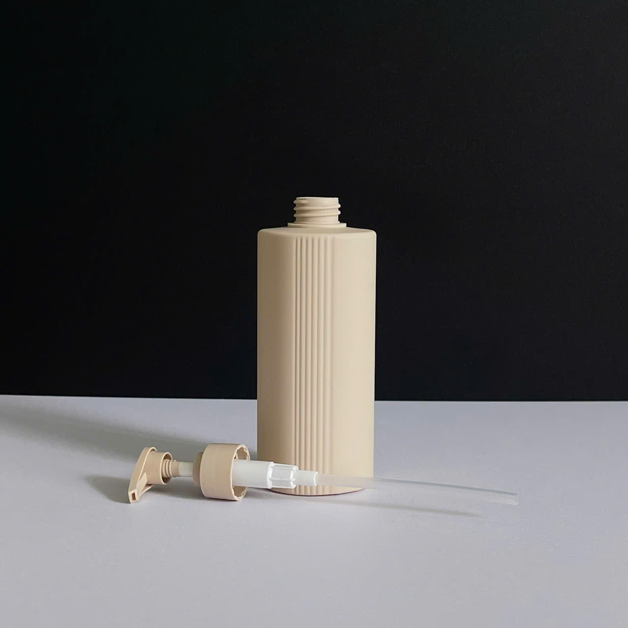 chai-hdpe-nau-vai-ngang-5-soc-voi-nhn-nham-3 Chai HDPE nâu sọc vòi nhấn sóng