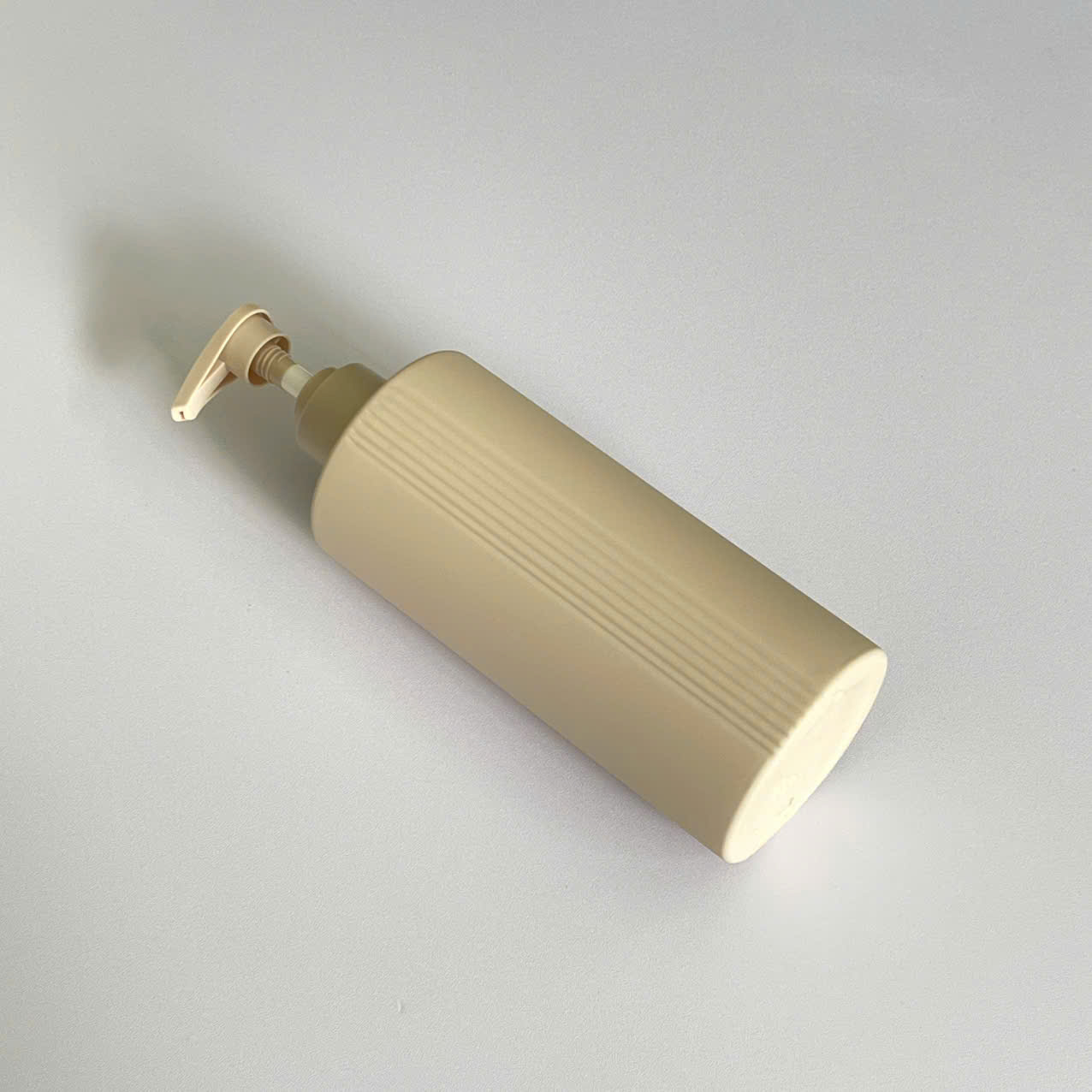 chai-hdpe-nau-vai-ngang-5-soc-voi-nhn-nham Chai HDPE nâu sọc vòi nhấn sóng