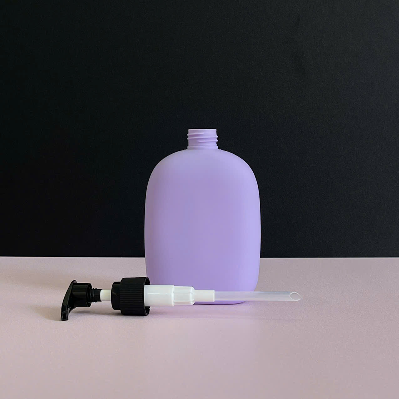 chai-hdpe-tim-tron-voi-nhan-soc-den-2 Chai HDPE thân tròn tím vòi nhấn sóng 300ml