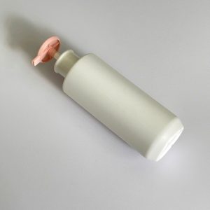 Chai HDPE trắng vai ngang vòi nhấn dẹp hồng