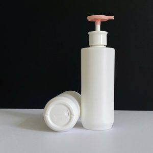 Chai HDPE trắng vai ngang vòi nhấn dẹp hồng