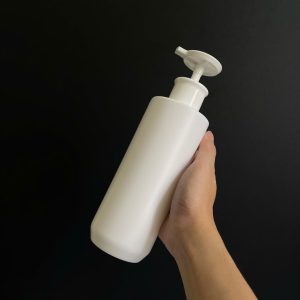 Chai HDPE trắng vai ngang vòi nhấn dẹp trắng