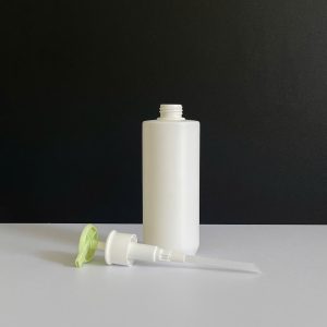 Chai HDPE trắng vai ngang vòi nhấn dẹp xanh