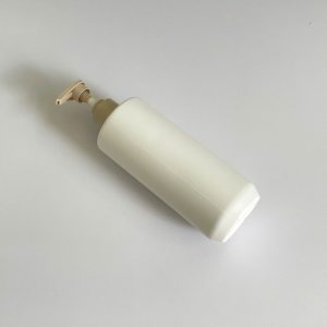 Chai HDPE trắng vai ngang vòi nhấn nâu nhám