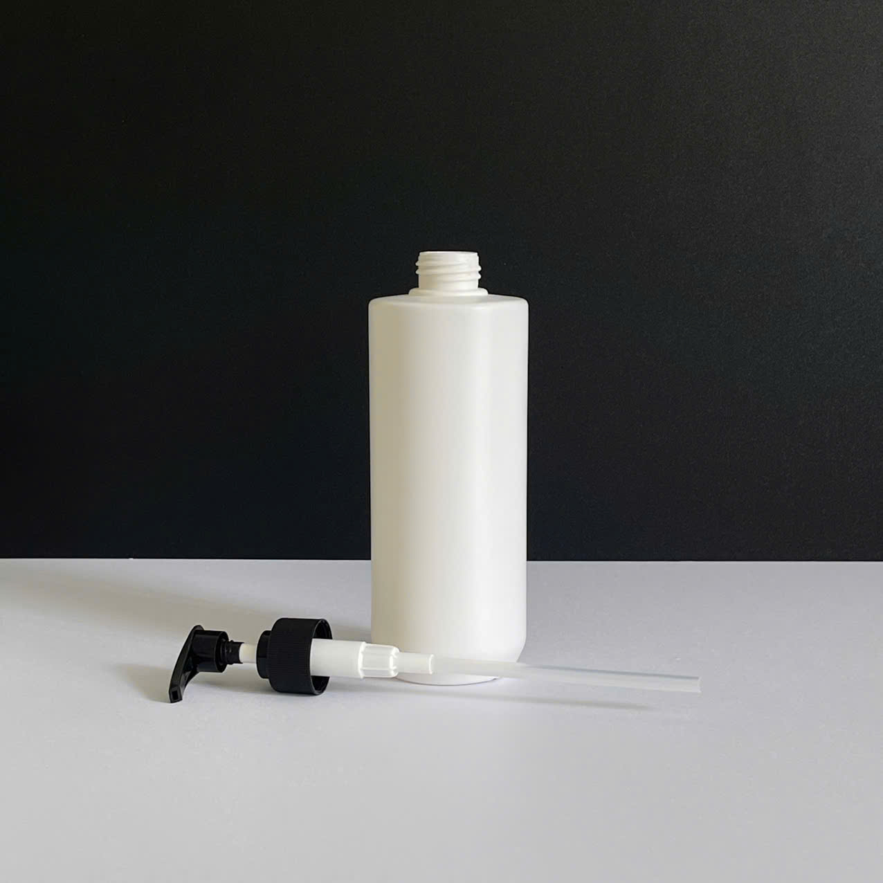 chai-hdpe-trang-vai-ngang-voi-nhan-soc-den-500ml-1 Chai HDPE trắng vai ngang vòi nhấn sọc