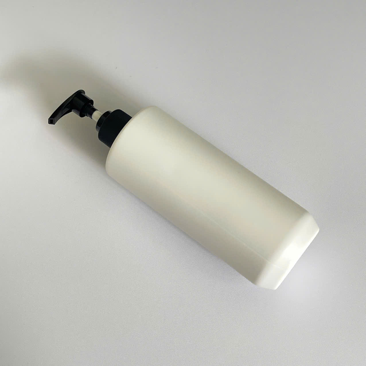 chai-hdpe-trang-vai-ngang-voi-nhan-soc-den-500ml-2 Chai HDPE trắng vai ngang vòi nhấn sọc