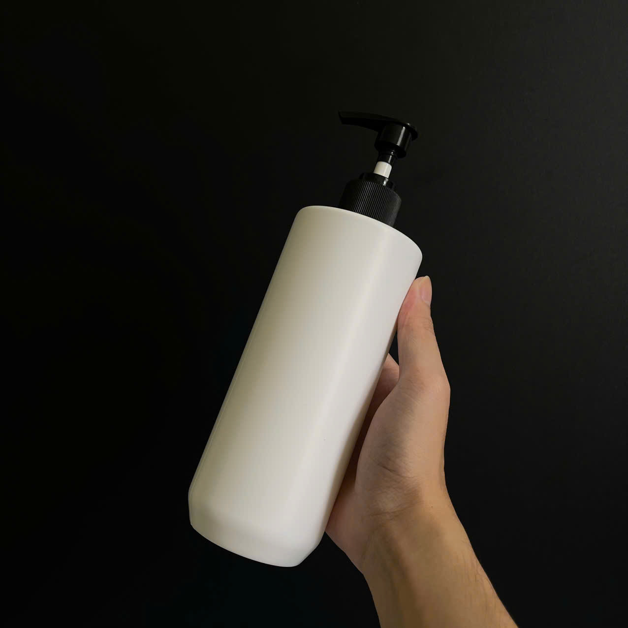 chai-hdpe-trang-vai-ngang-voi-nhan-soc-den-500ml-3 Chai HDPE trắng vai ngang vòi nhấn sọc