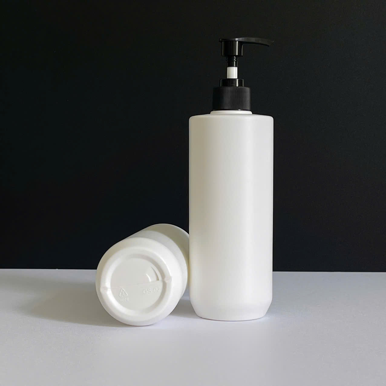 chai-hdpe-trang-vai-ngang-voi-nhan-soc-den-500ml-4 Chai HDPE trắng vai ngang vòi nhấn sọc