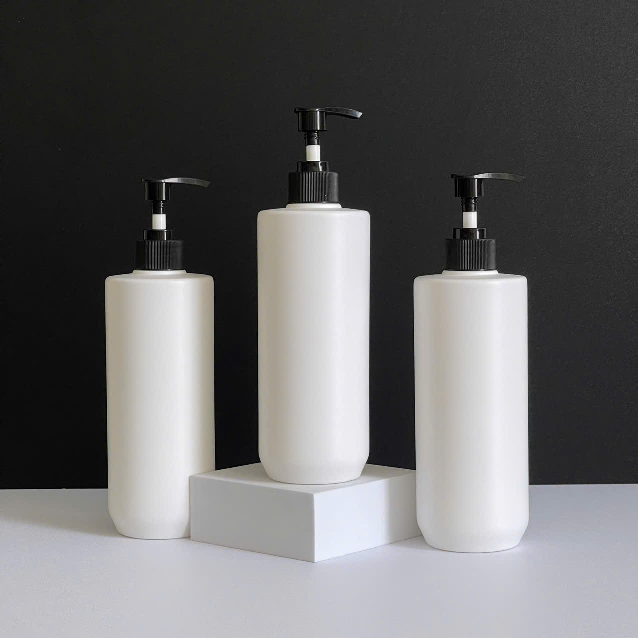 chai-hdpe-trang-vai-ngang-voi-nhan-soc-den-500ml-7 Chai HDPE trắng vai ngang vòi nhấn sọc