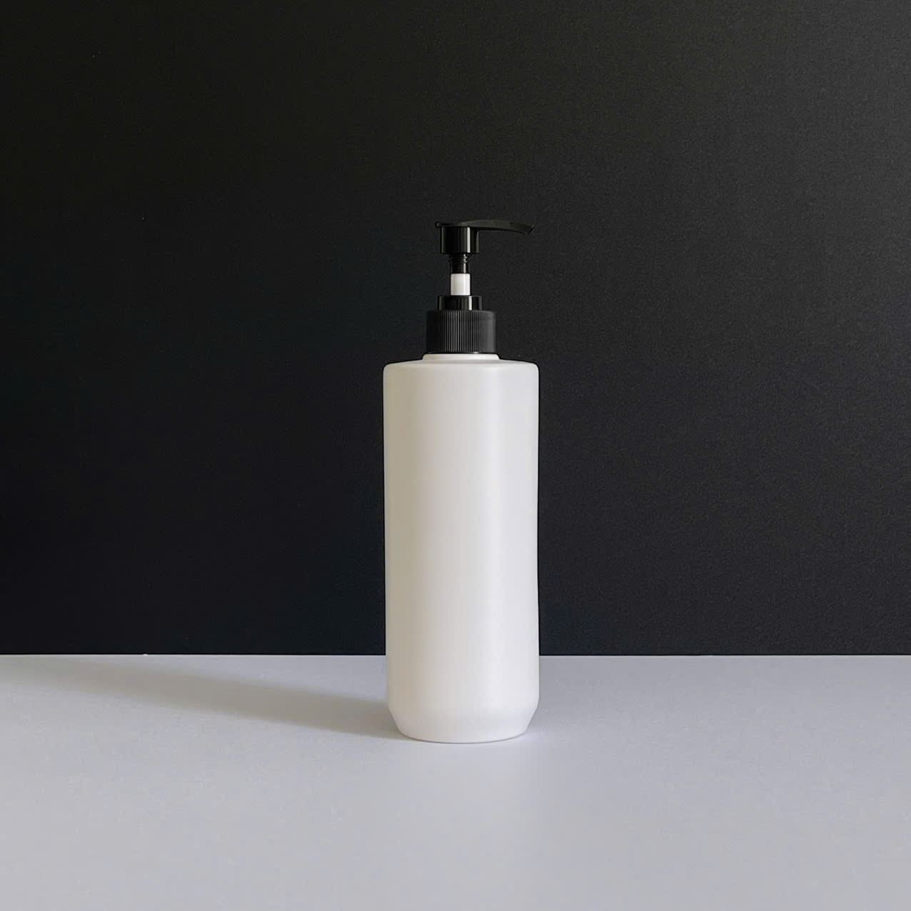 chai-hdpe-trang-vai-ngang-voi-nhan-soc-den-500ml Chai HDPE trắng vai ngang vòi nhấn sọc
