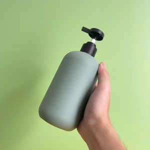 Chai HDPE tròn xanh đậm vòi nhấn dẹp đen