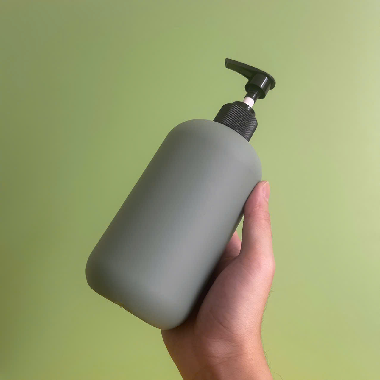 chai-hdpe-xanh-dam-tron-voi-nhan-soc-den-500ml-5 Chai HDPE xanh đậm vòi nhấn sóng đen