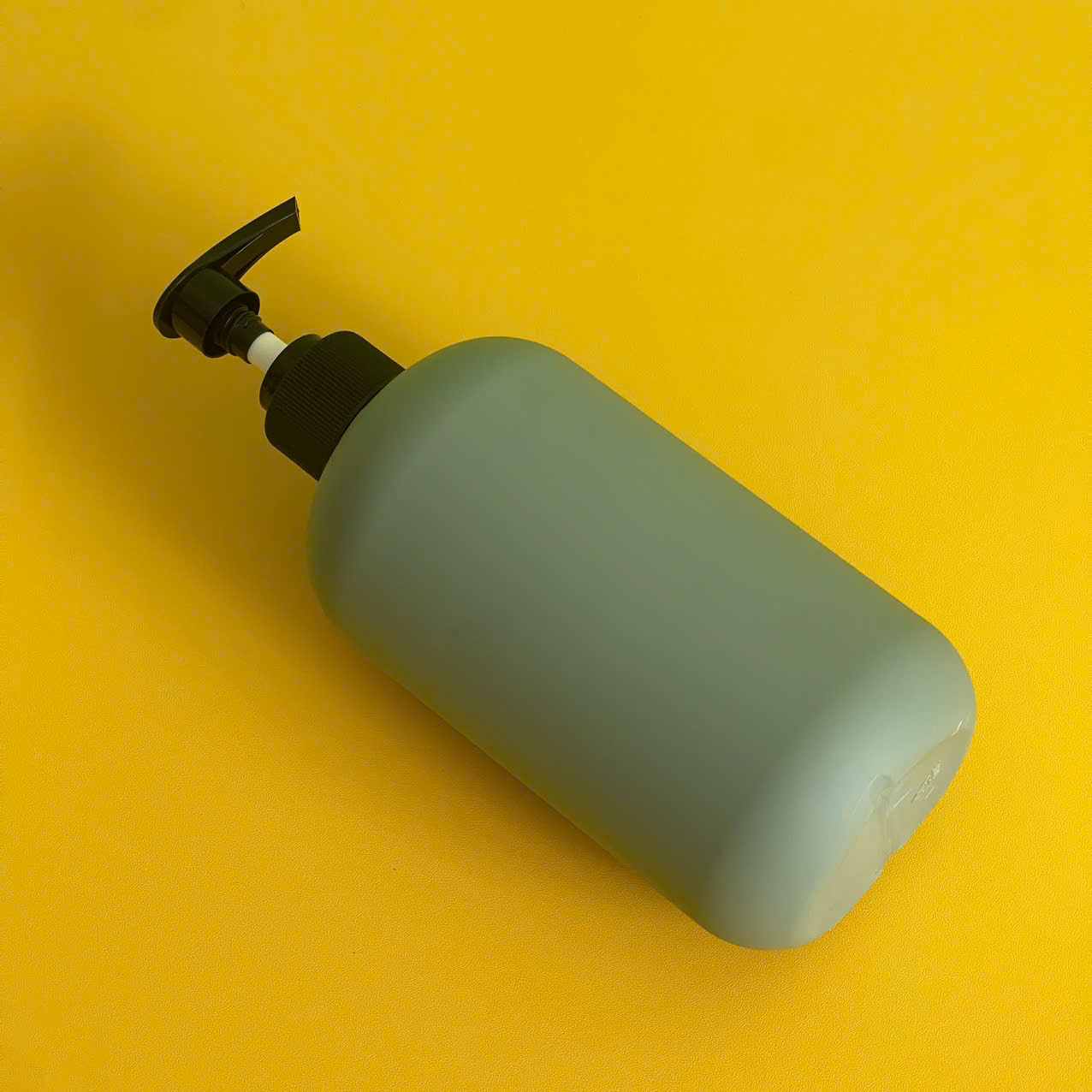 chai-hdpe-xanh-dam-tron-voi-nhan-soc-den-500ml-6 Chai HDPE xanh đậm vòi nhấn sóng đen