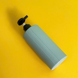Chai HDPE sọc xanh đậm vòi nhấn dẹp đen