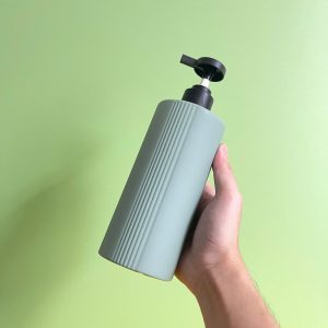 Chai HDPE sọc xanh đậm vòi nhấn dẹp đen