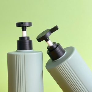 Chai HDPE sọc xanh đậm vòi nhấn dẹp đen