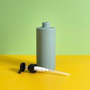 Chai HDPE sọc xanh đậm vòi nhấn dẹp đen