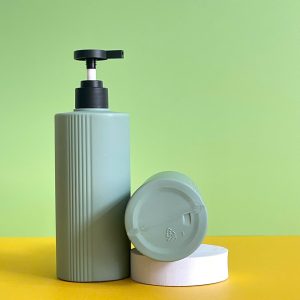 Chai HDPE sọc xanh đậm vòi nhấn dẹp đen